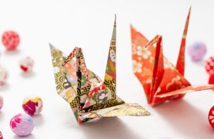 Guirlande de grues en papier japonais : un moment créatif dans un atelier d'artisan