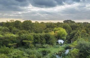 Une bulle de verre avec spa pour dormir sous les étoiles !