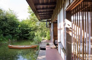 Ein Dôjô auf Stelzen mit Spa oder japanischem Bad unter den Wäldern