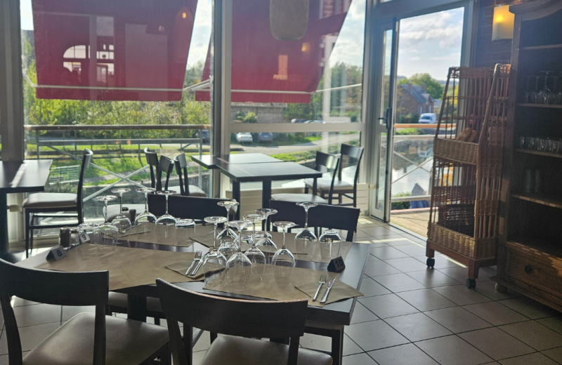 Au fil de l'Eau Long salle