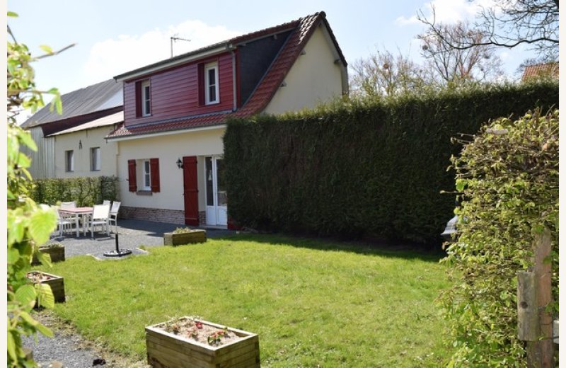 Extérieur du gîte Marylin avec salon de jardin